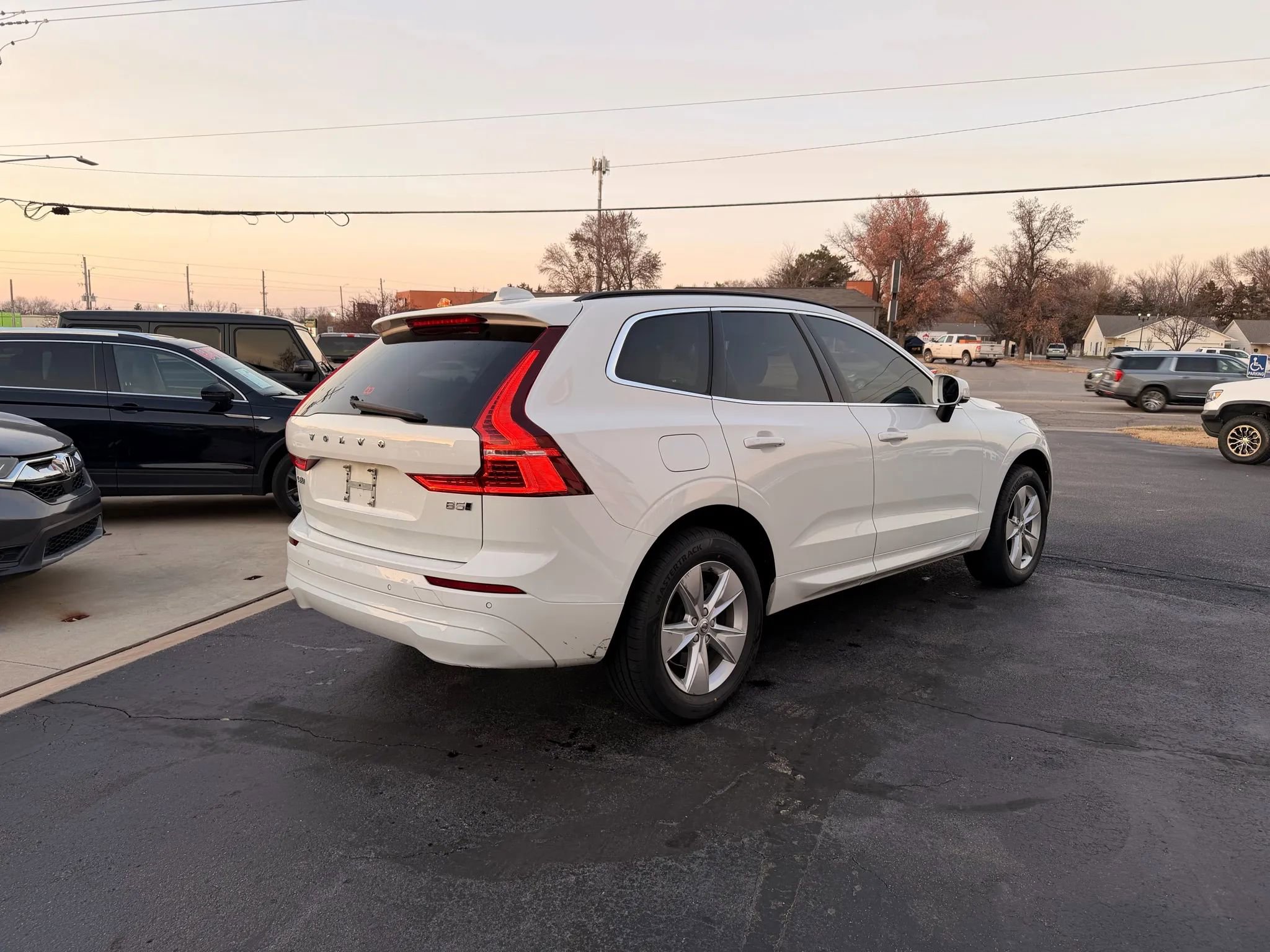 Used 2022 Volvo XC60 B5 Momentum AWD/4WD image 5