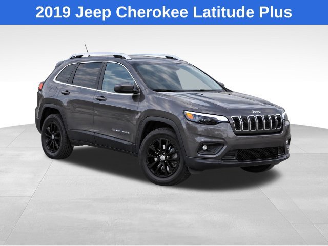Used 2019 Jeep Cherokee Latitude Plus w/ Comfort/Convenience Group AWD/4WD image 2
