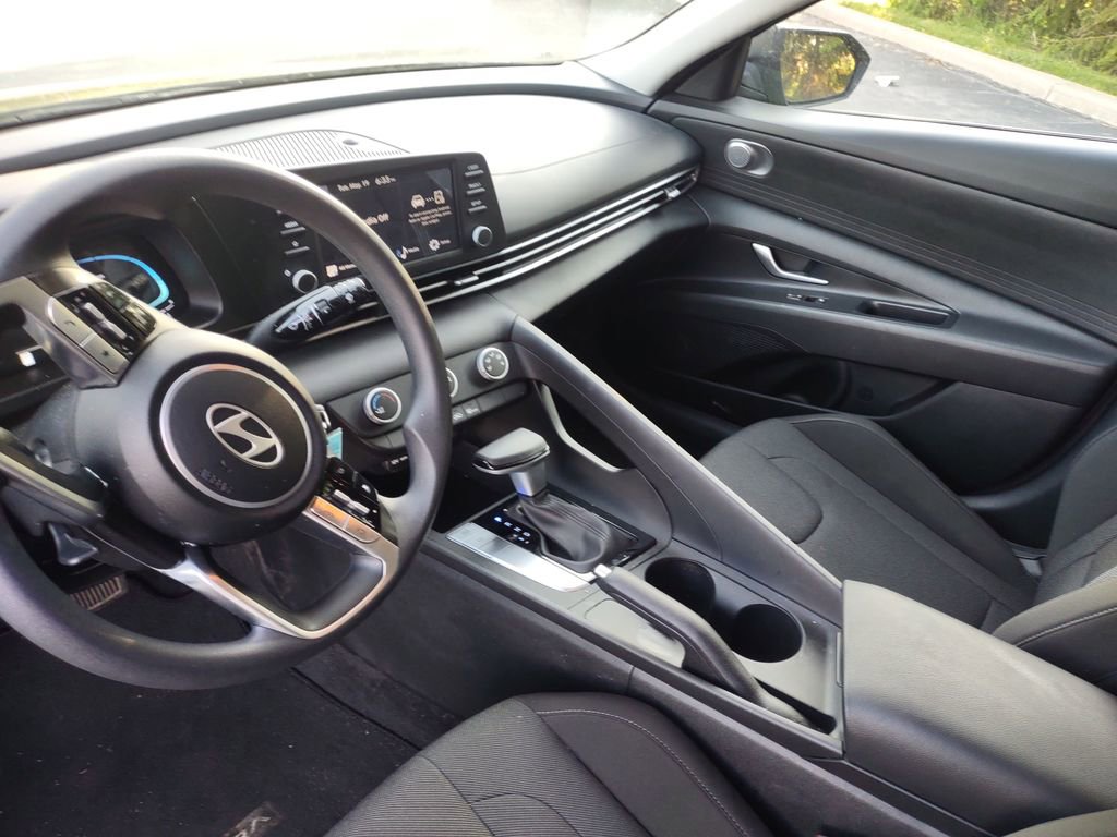 Certified 2026 Hyundai Elantra SE FWD image 9