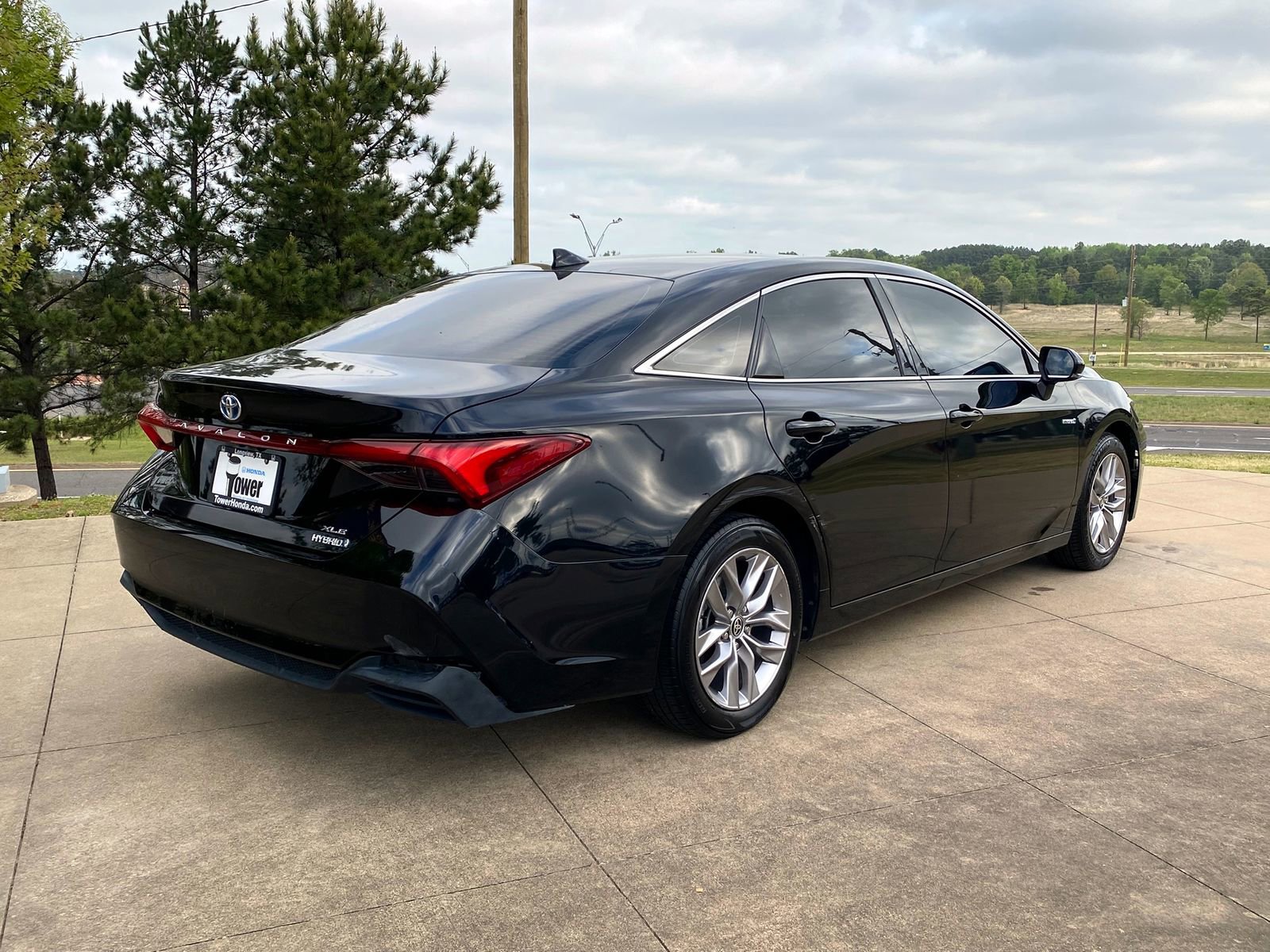 Used 2021 Toyota Avalon XLE w/ Moonroof Package image 6