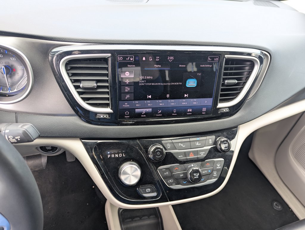 Used 2023 Chrysler Pacifica Touring-L FWD image 15