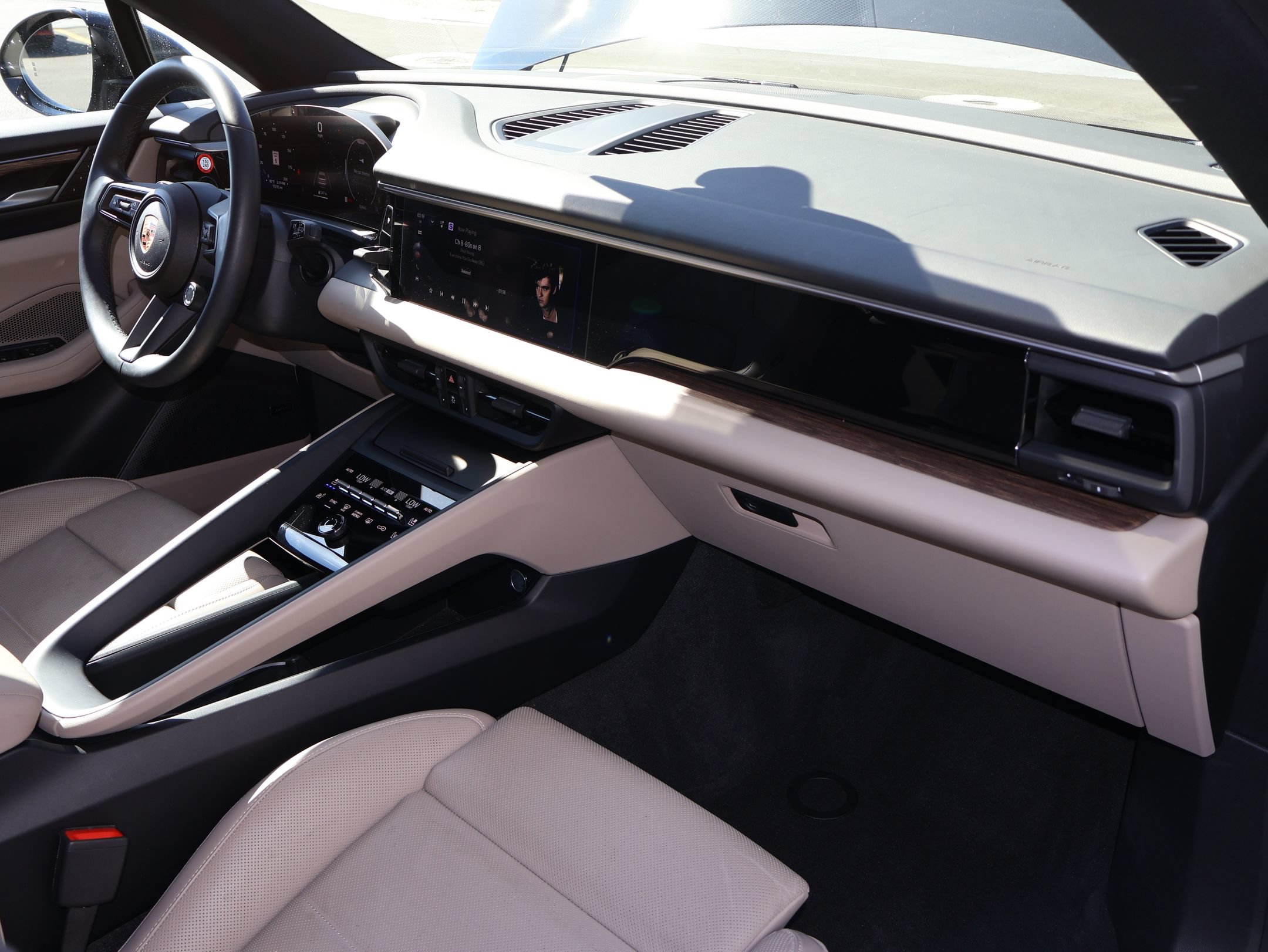 Certified 2025 Porsche Macan 4S Electric AWD/4WD image 31
