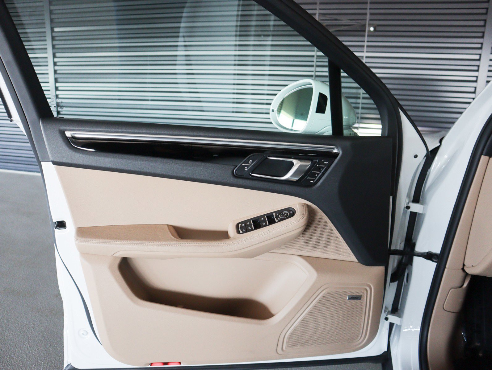 Certified 2025 Porsche Macan image 25