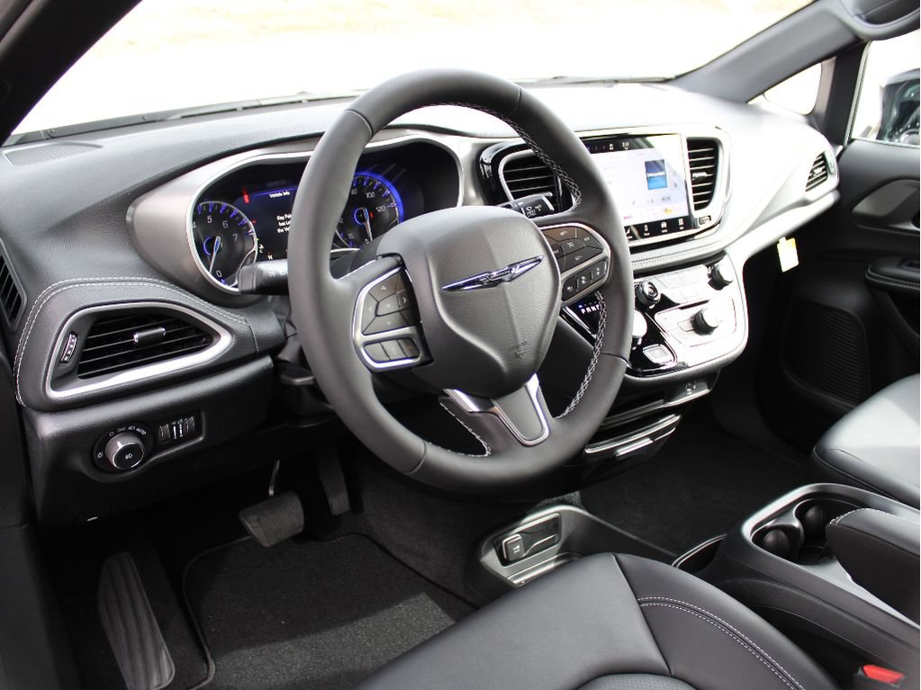 New 2026 Chrysler Pacifica Select AWD/4WD image 12