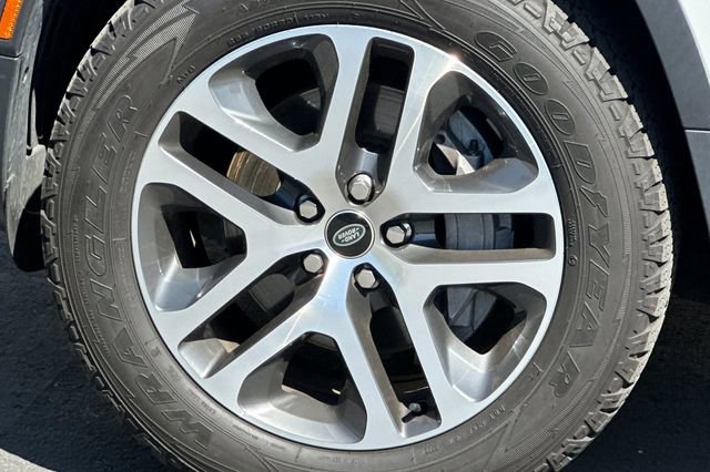 Used 2023 Land Rover Defender 130 SE image 24