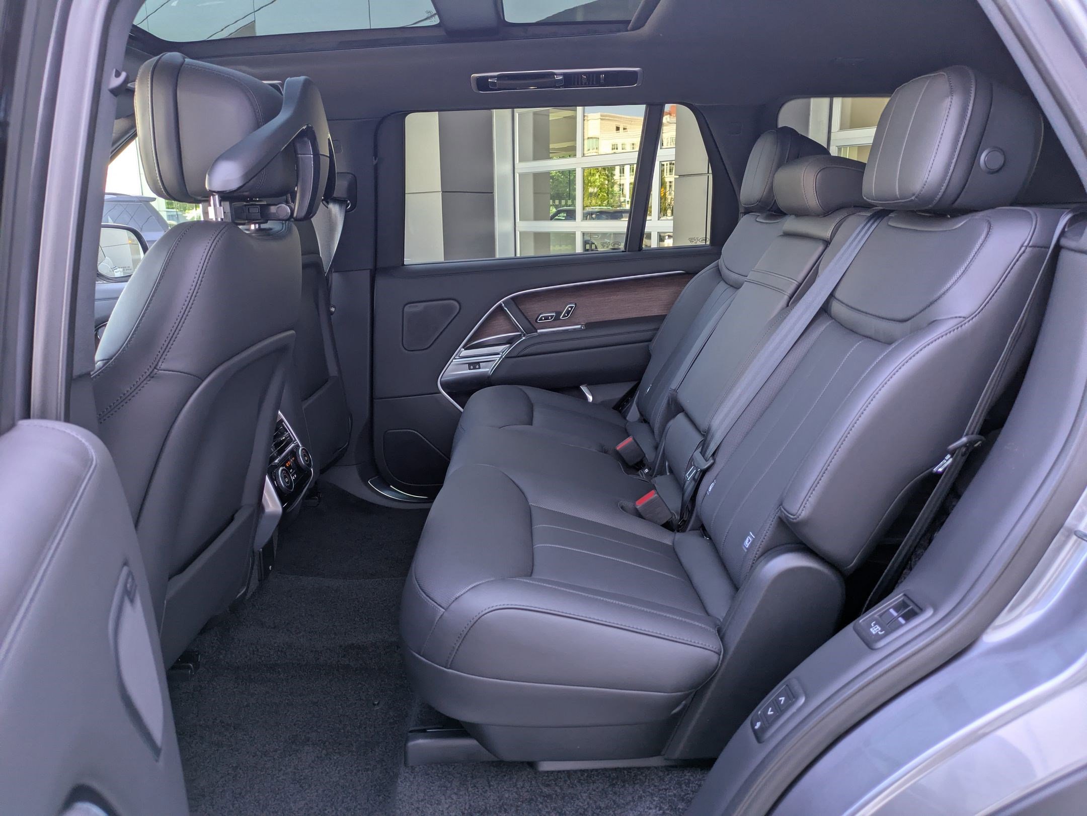 New 2025 Land Rover Range Rover Long Wheelbase SE image 28