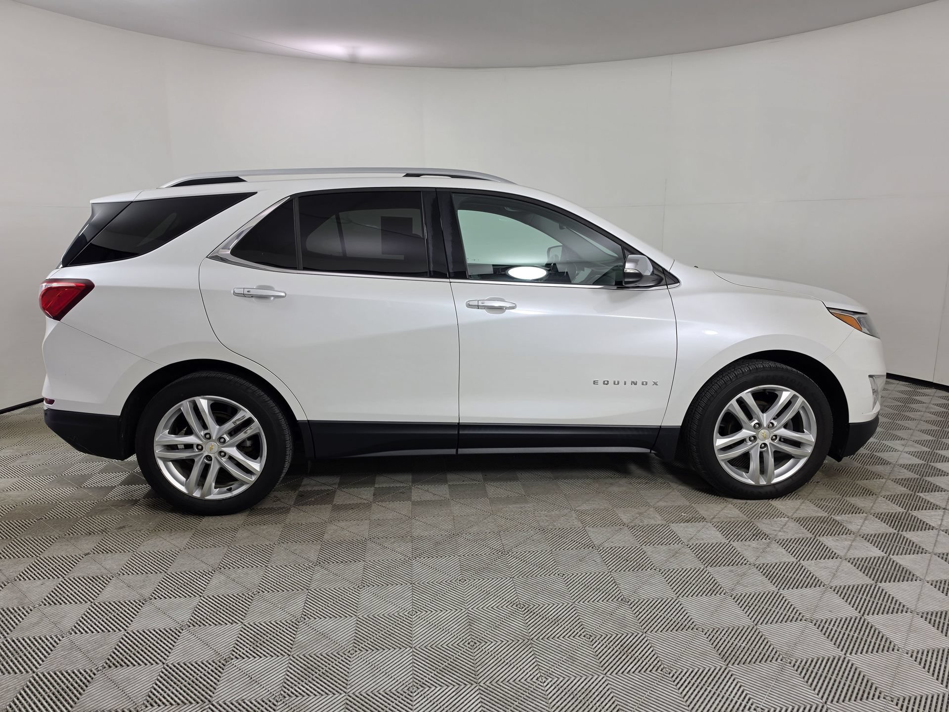 Used 2018 Chevrolet Equinox Premier FWD image 8