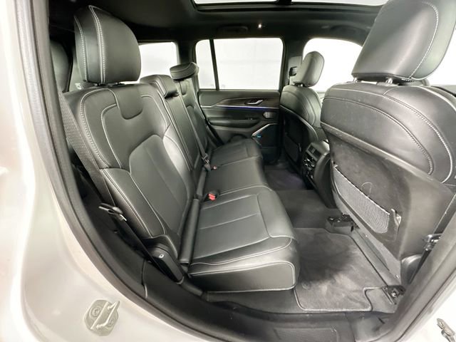 Used 2023 Jeep Grand Cherokee Overland AWD/4WD image 30