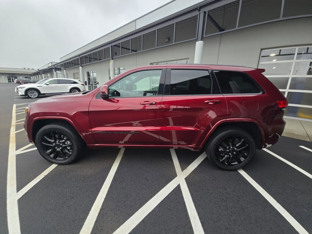 Used 2022 Jeep Grand Cherokee Laredo X image 9