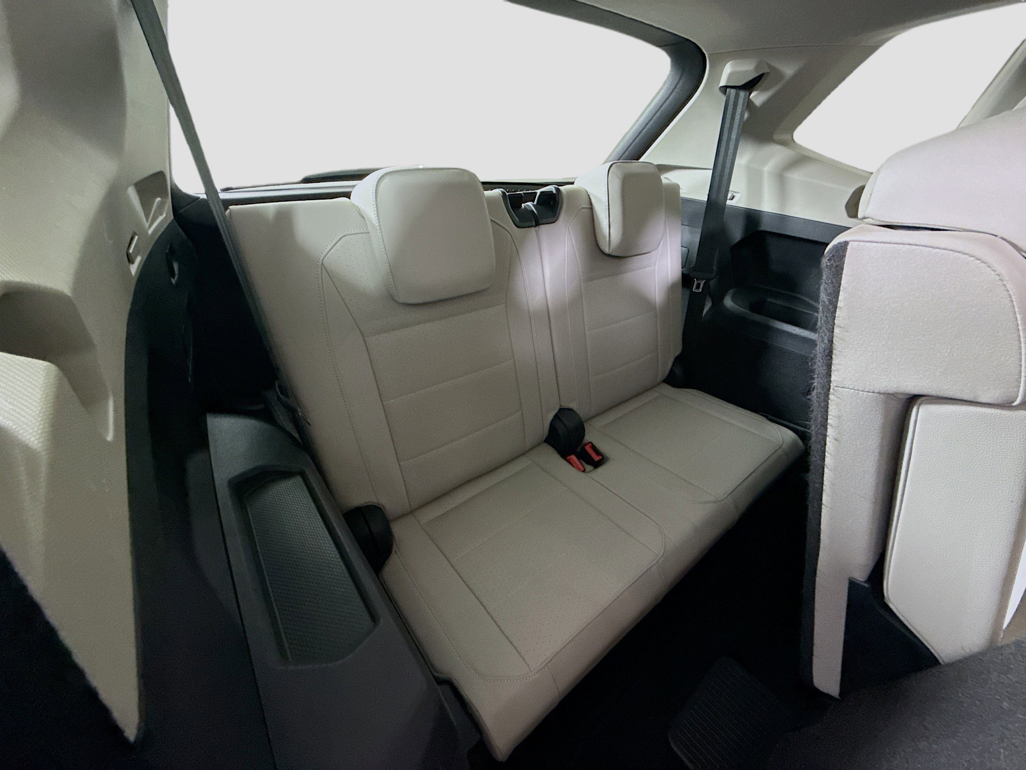 Used 2020 Volkswagen Tiguan SE image 41