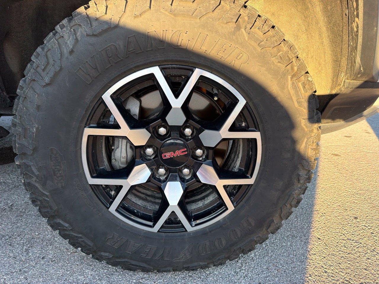 Used 2024 GMC Canyon AT4X AWD/4WD image 9