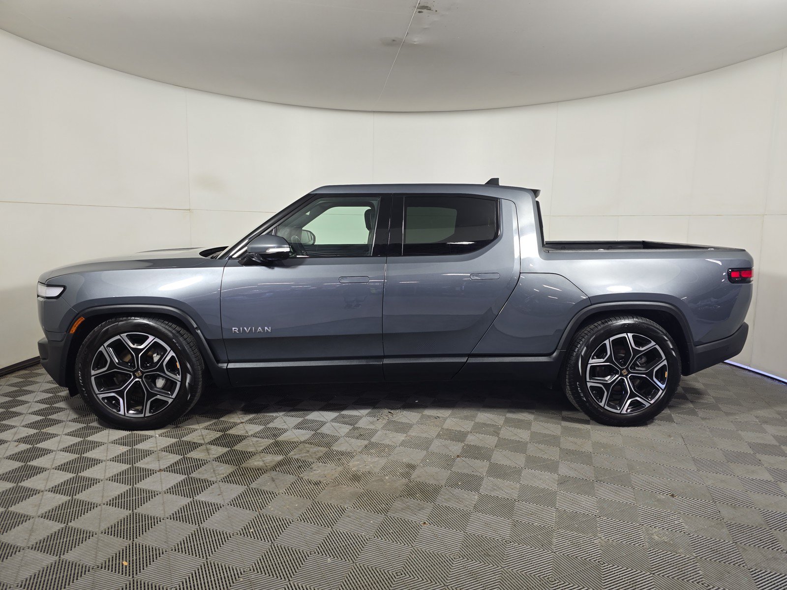 Used 2024 Rivian R1T Adventure AWD/4WD image 2