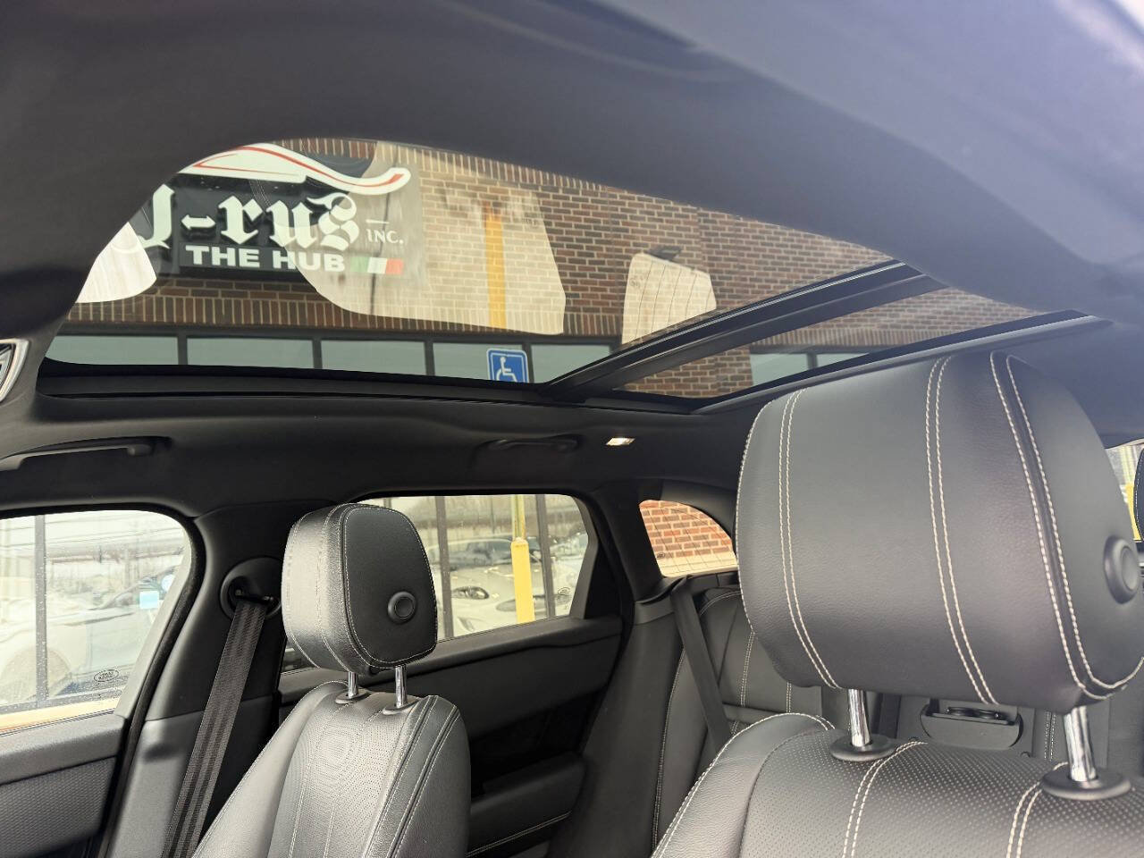 Used 2018 Land Rover Range Rover Velar R-Dynamic SE image 29