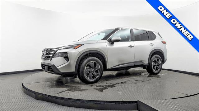 Used 2024 Nissan Rogue SV image 2