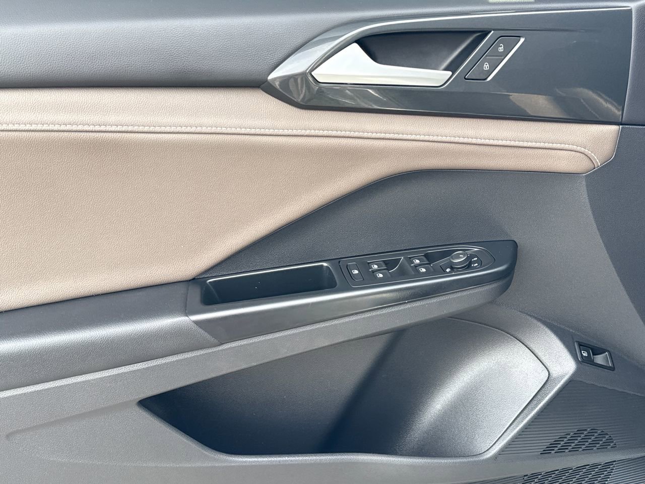 Used 2022 Volkswagen Taos SEL AWD/4WD image 13