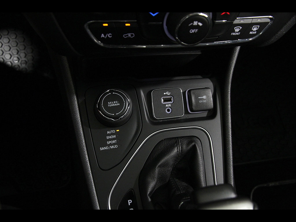 Used 2019 Jeep Cherokee Latitude Plus AWD/4WD image 16