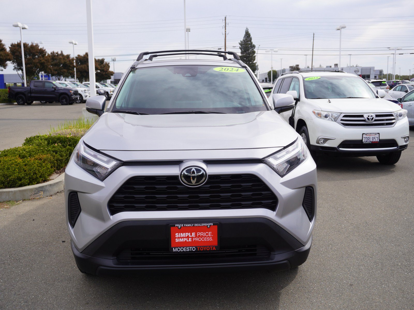 Used 2024 Toyota RAV4 XLE w/ Convenience Package FWD image 4