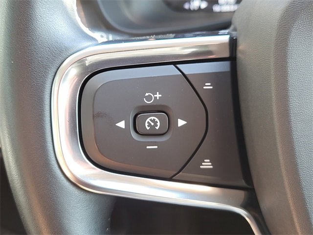 Used 2019 Volvo XC40 T5 Momentum image 24