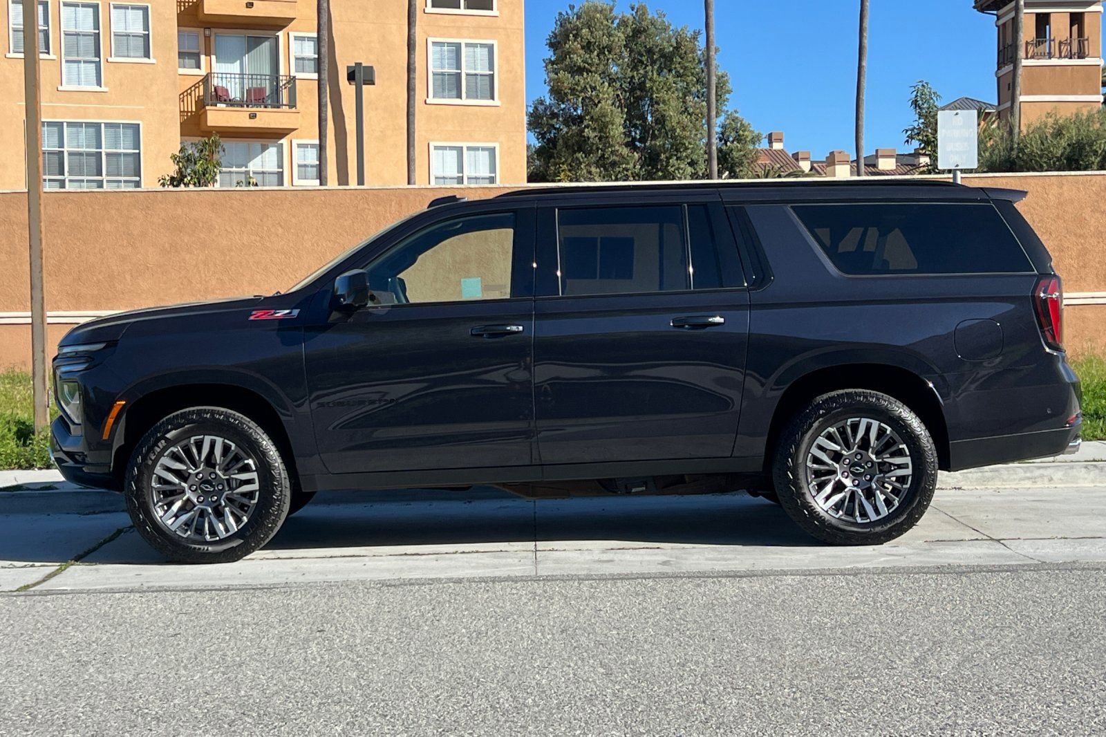 Used 2025 Chevrolet Suburban Z71 AWD/4WD image 7