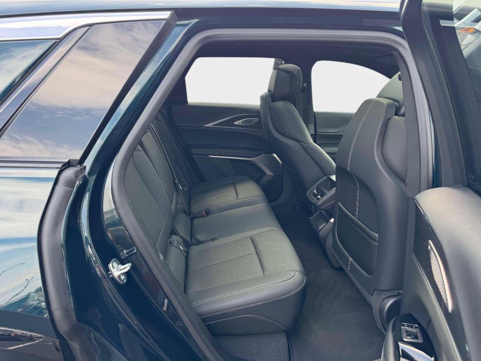 Used 2024 Cadillac Lyriq Luxury AWD/4WD image 16