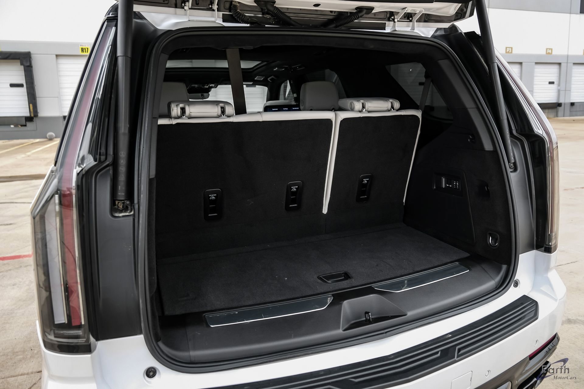 Used 2025 Cadillac Escalade V w/ LPO, ONYX Package AWD/4WD image 98