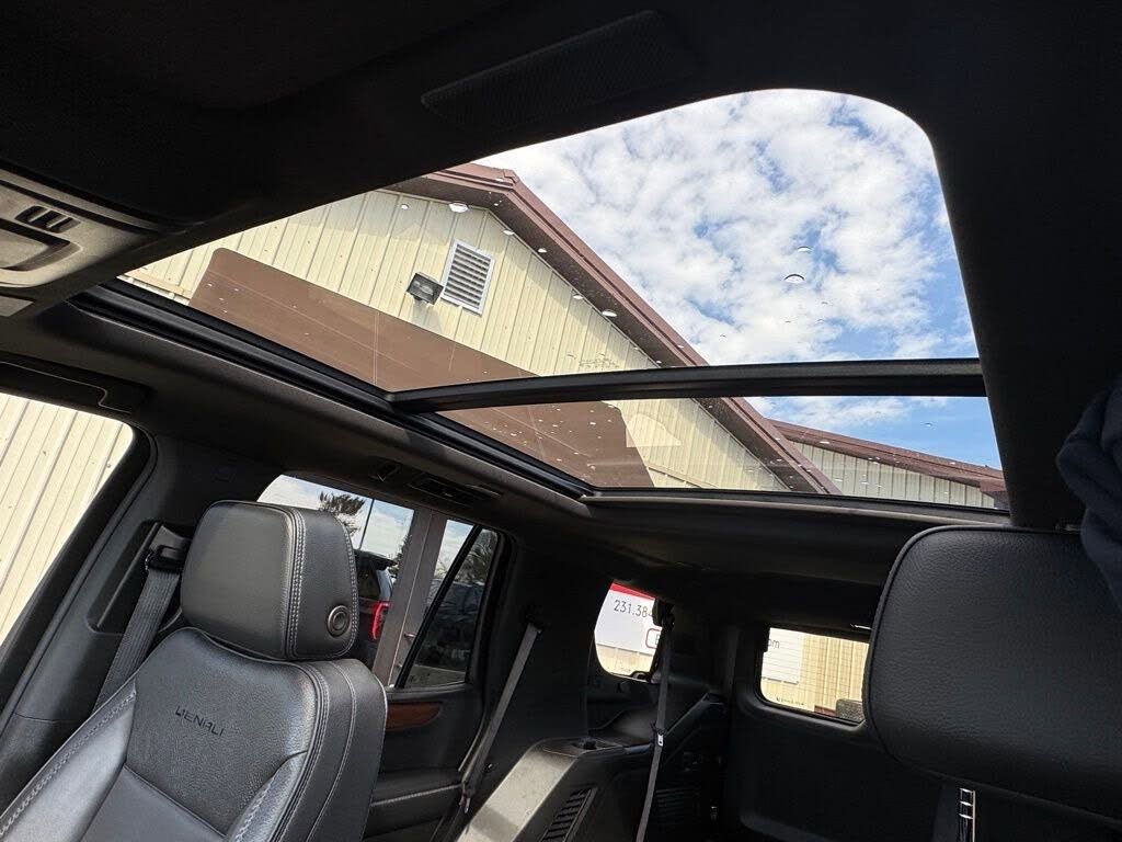Used 2025 GMC Yukon Denali w/ Sun & Power Step Package image 19