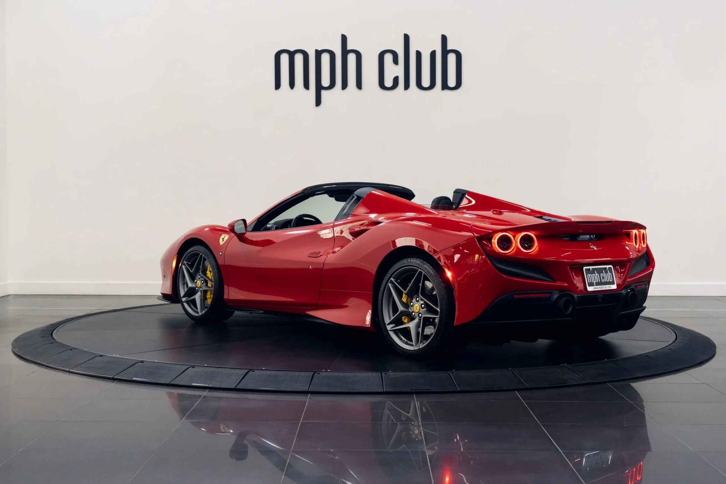 Used 2021 Ferrari F8 Spider image 3