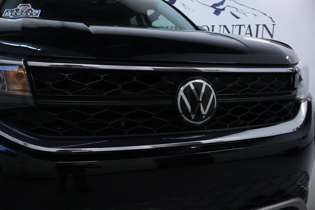 Used 2023 Volkswagen Taos SE w/ Panoramic Sunroof Package AWD/4WD image 10