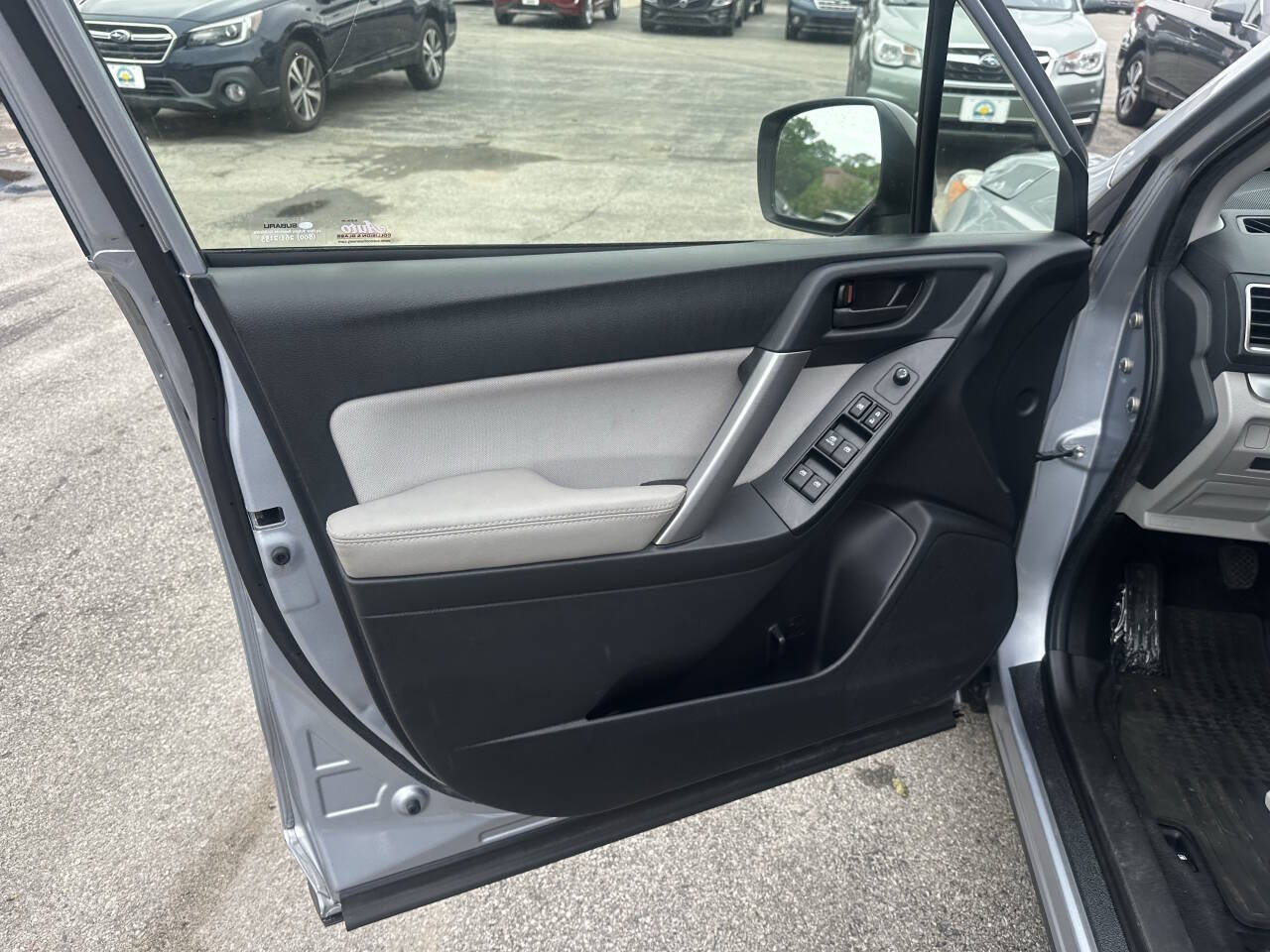 Used 2016 Subaru Forester 2.5i AWD/4WD image 9