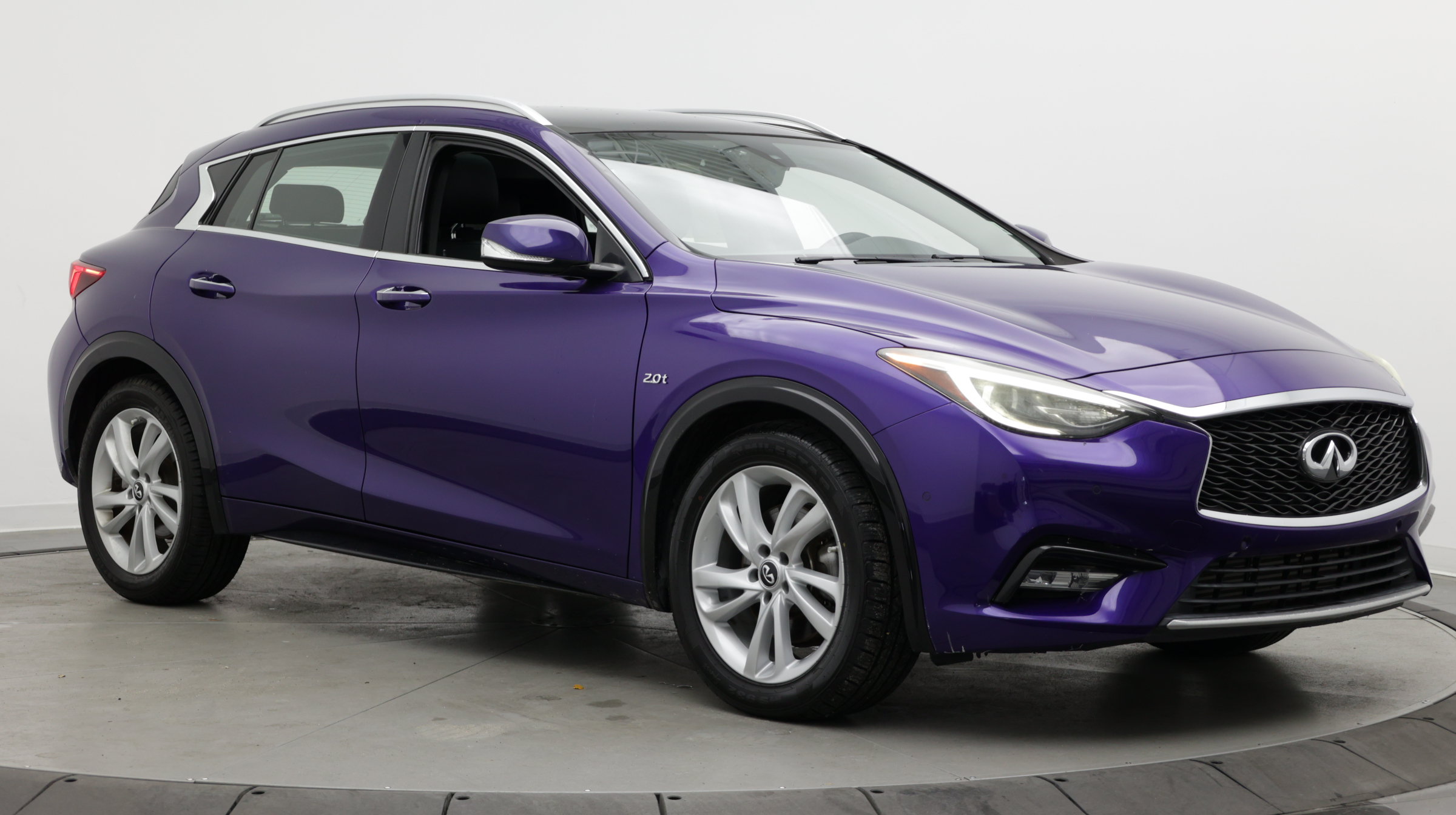 Used 2018 INFINITI QX30 Premium w/ Navigation Package FWD image 3