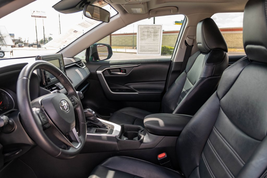 Used 2021 Toyota RAV4 XLE Premium image 12