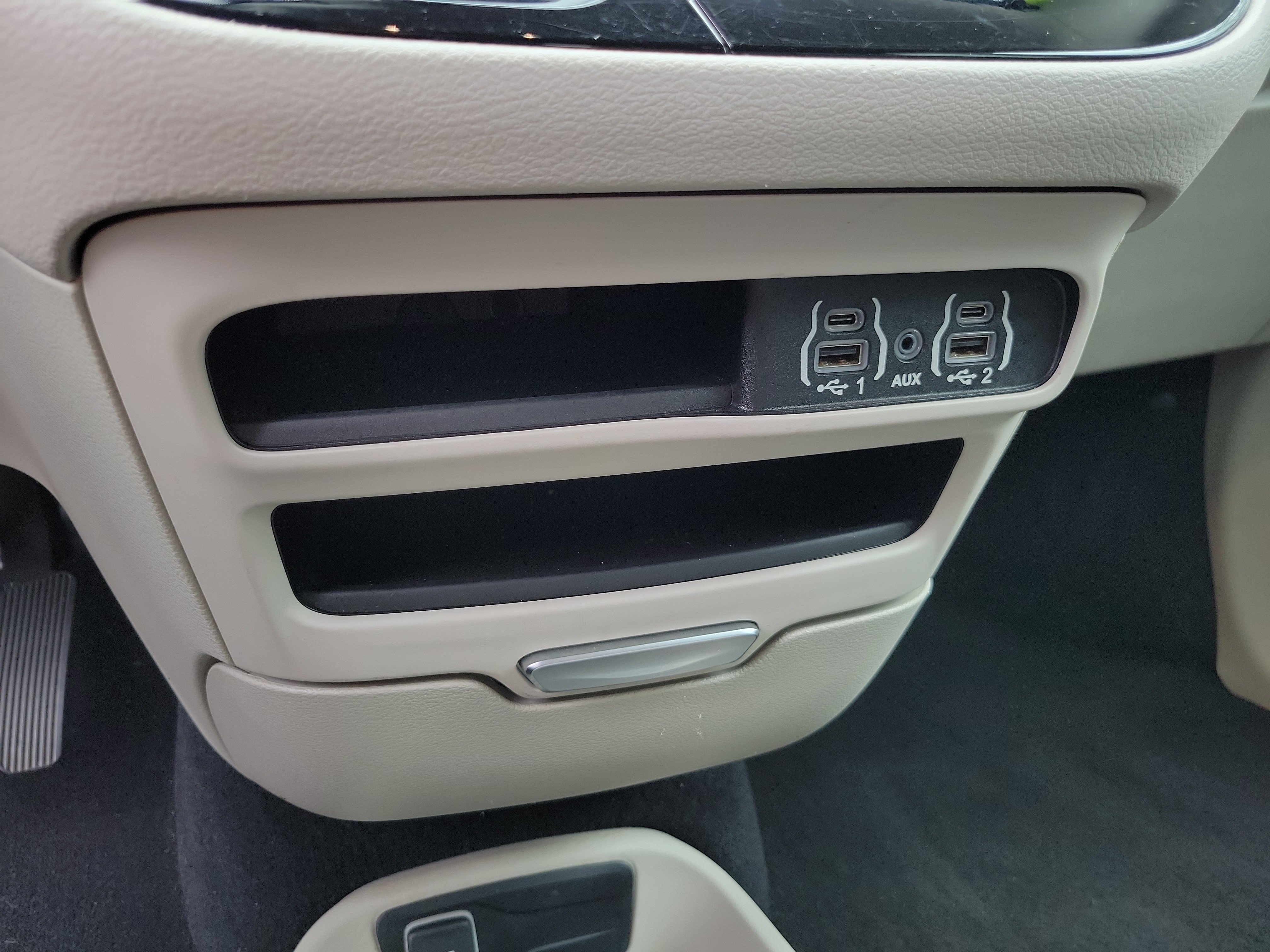 Used 2023 Chrysler Pacifica Touring-L FWD image 14