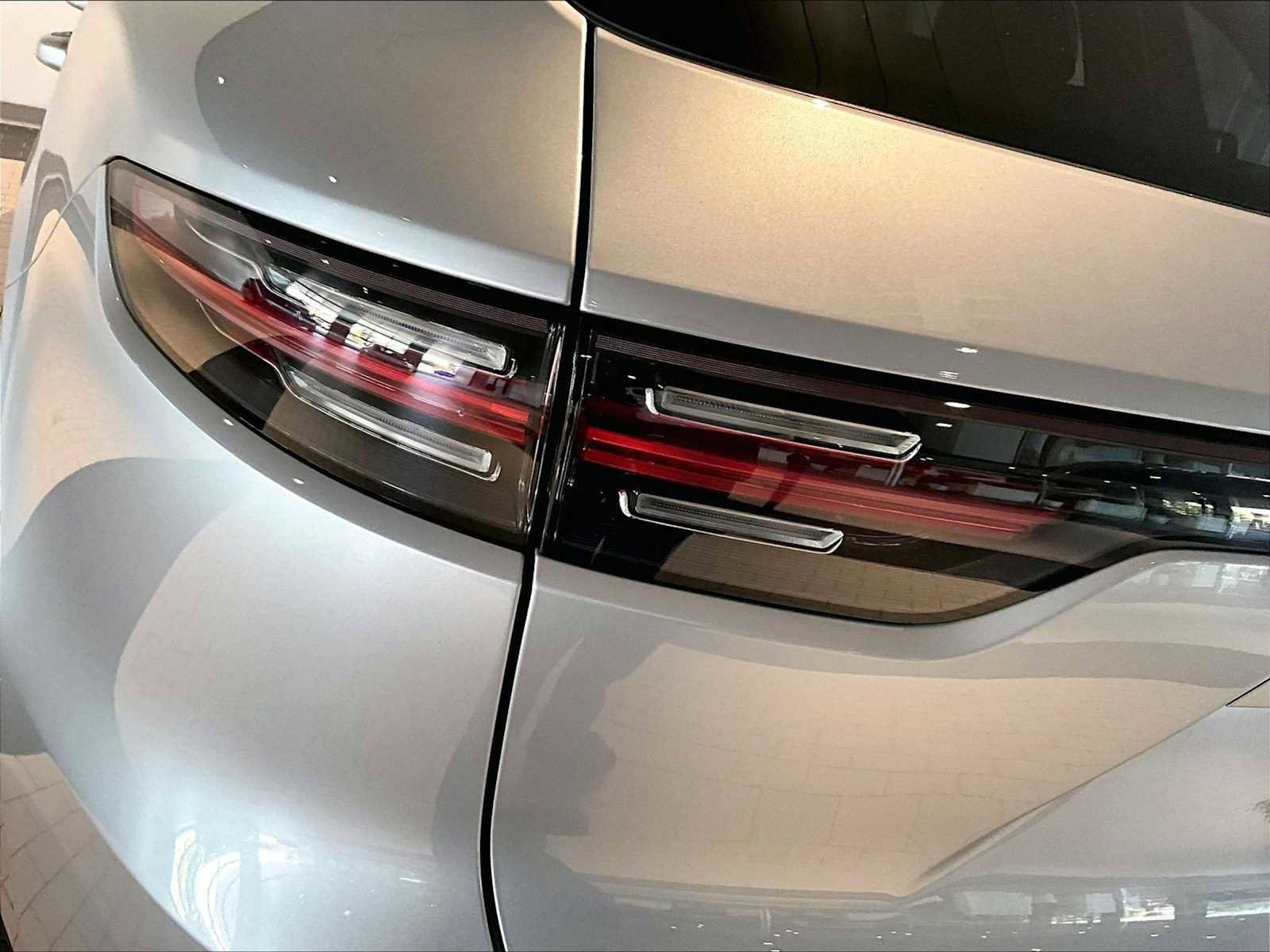 Used 2023 Porsche Cayenne image 33