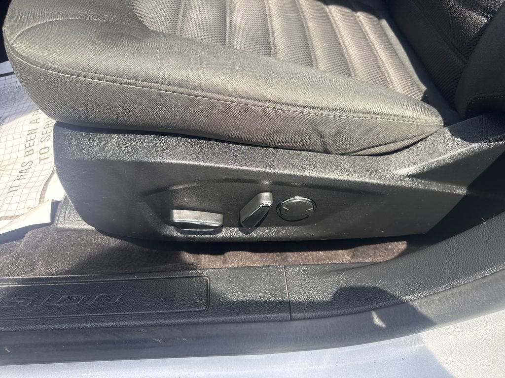 Used 2019 Ford Fusion SE FWD image 17