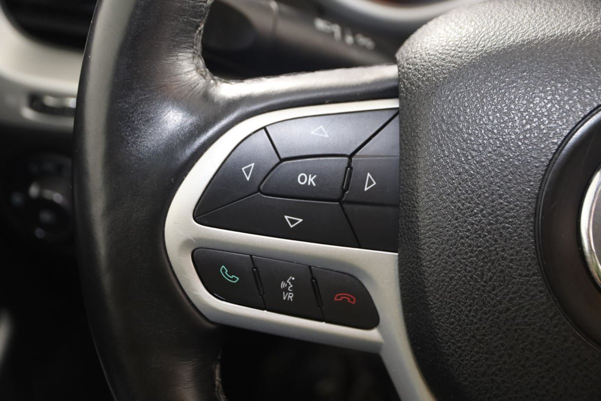 Used 2017 Jeep Cherokee Trailhawk AWD/4WD image 49