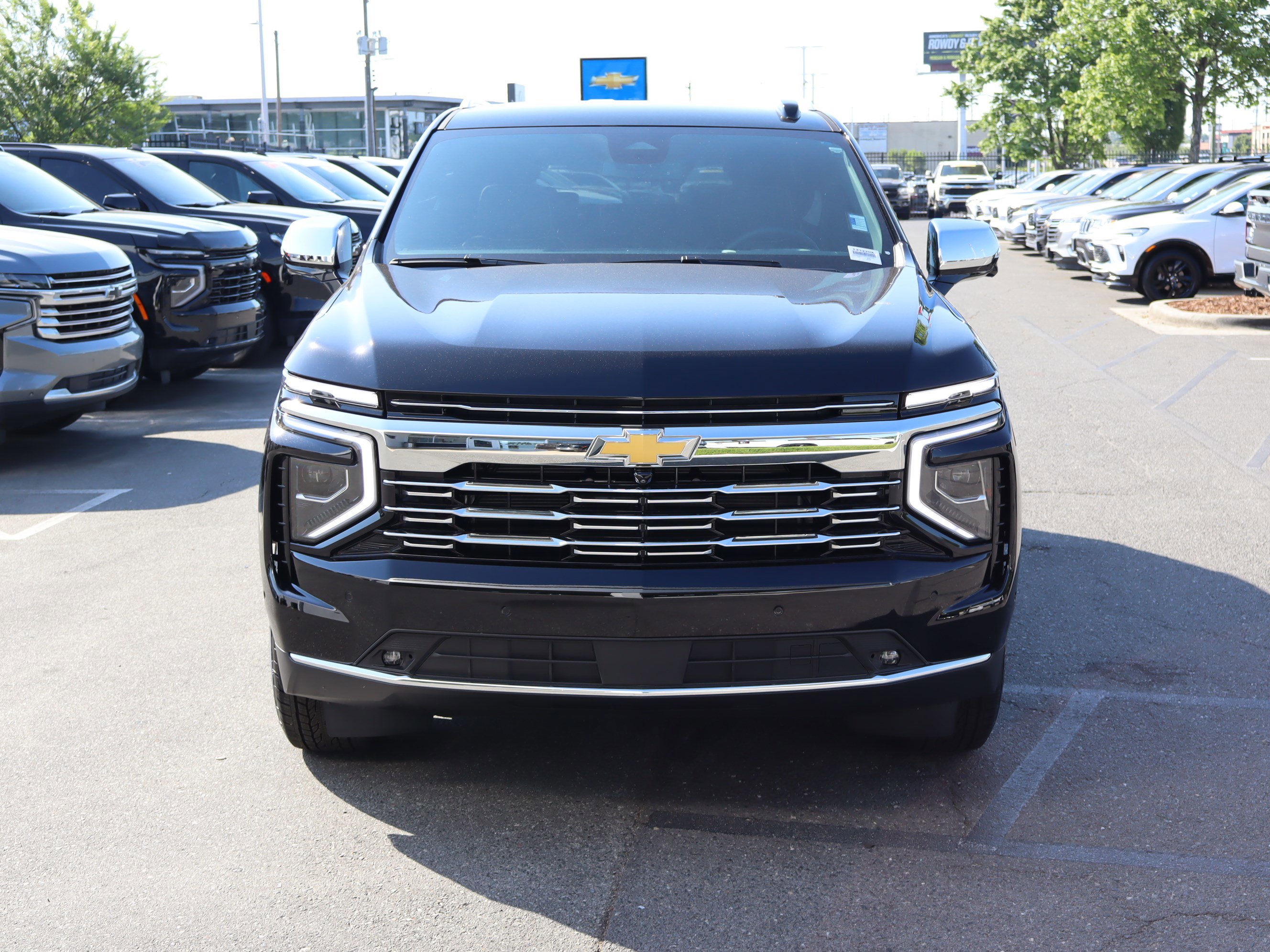 Used 2025 Chevrolet Tahoe Premier AWD/4WD image 3