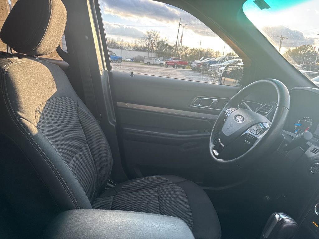 Used 2018 Ford Explorer XLT image 32
