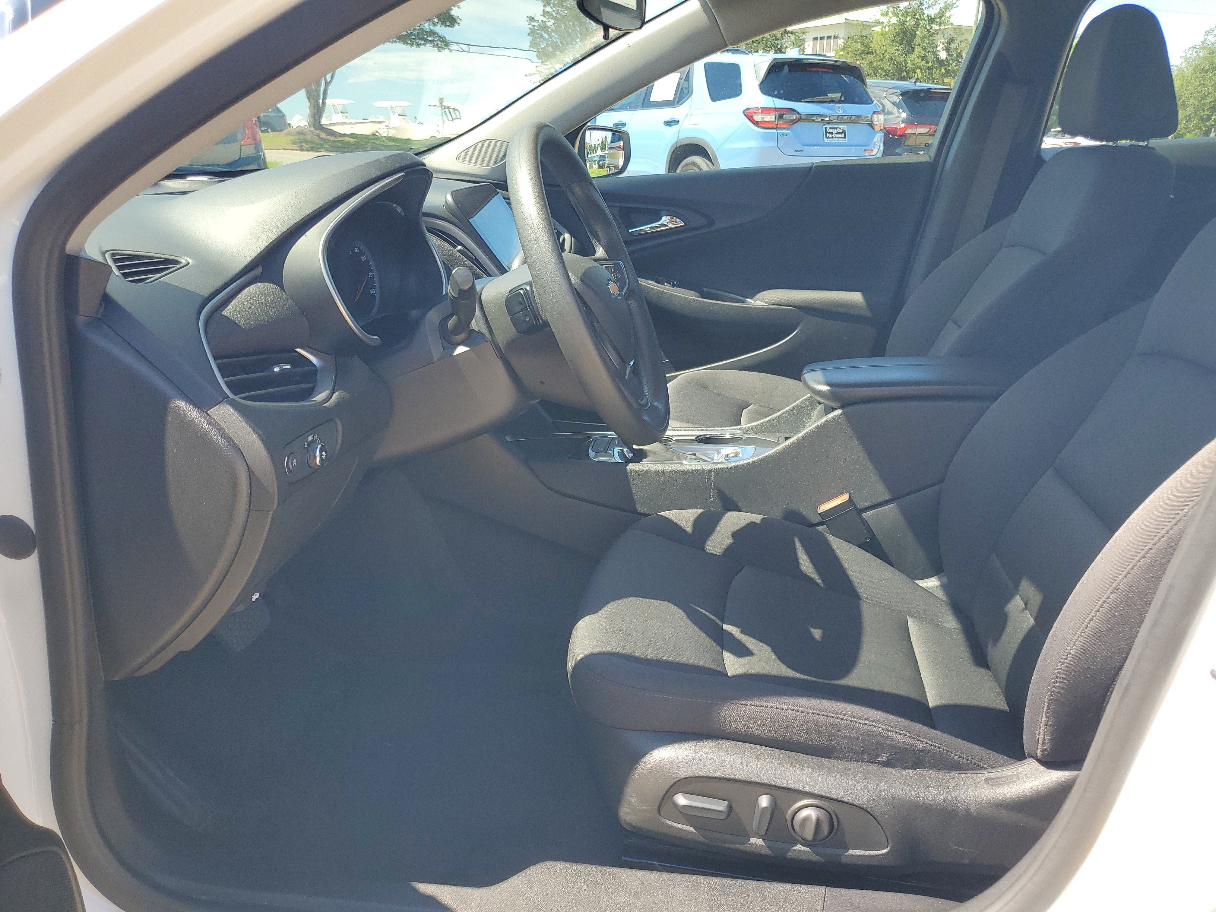 Used 2025 Chevrolet Malibu LT FWD image 5