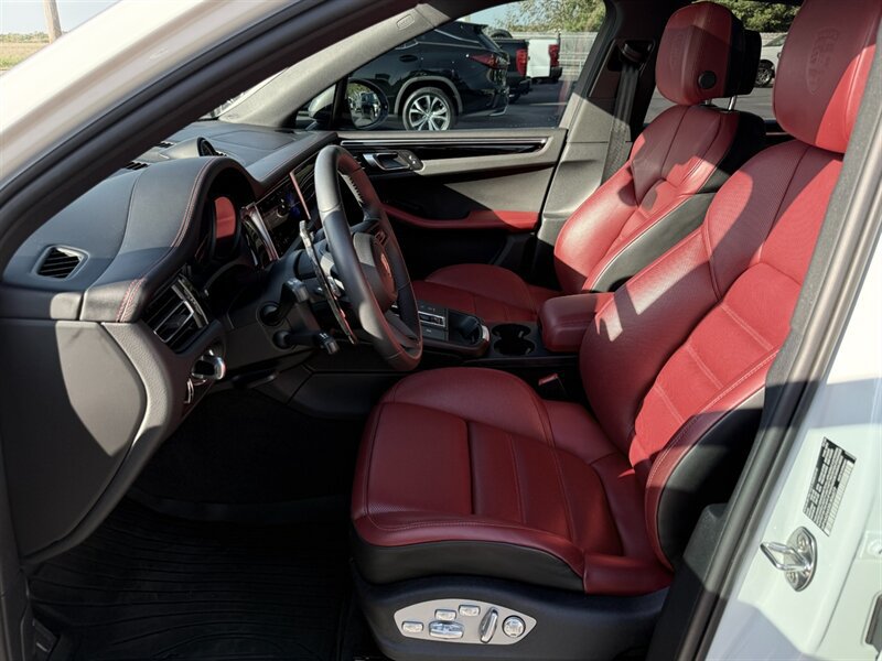 Used 2025 Porsche Macan Turbo AWD/4WD image 9