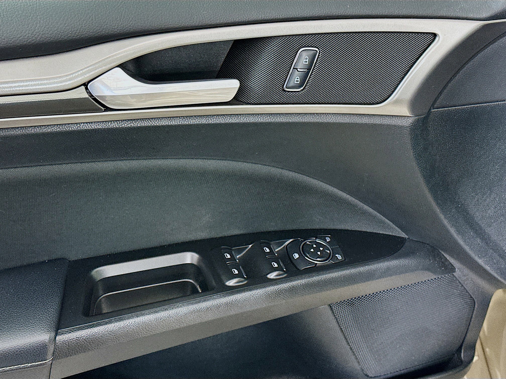 Used 2017 Ford Fusion SE w/ Equipment Group 201A image 15