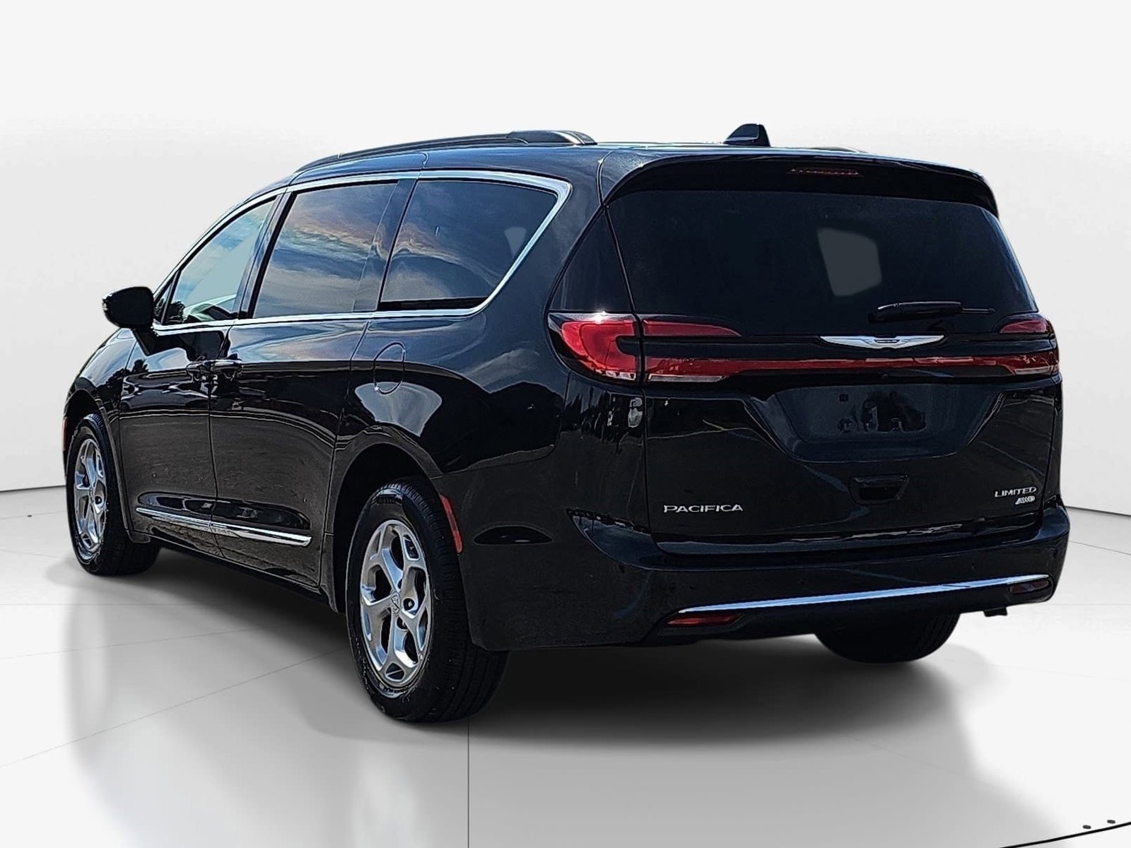 Used 2023 Chrysler Pacifica Limited w/ Uconnect Theater Family Group image 5