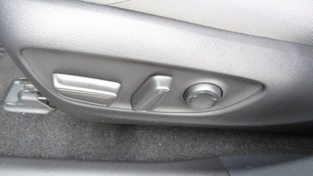 Used 2022 Toyota Venza LE image 17