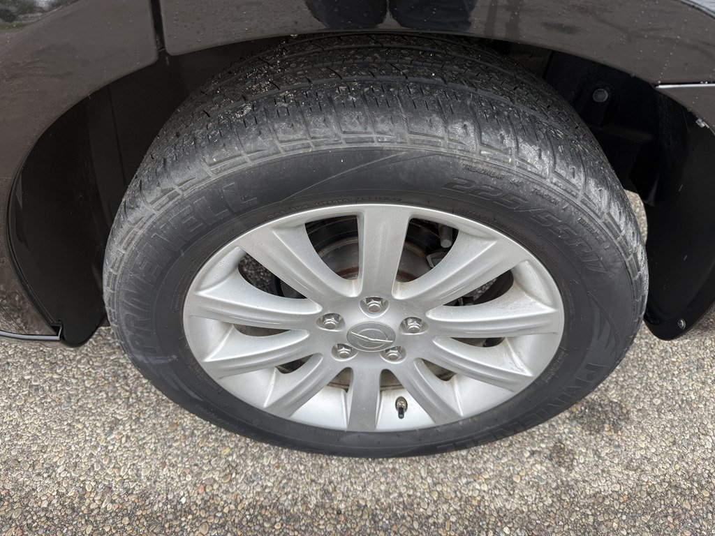 Used 2013 Chrysler 200 Limited FWD image 9
