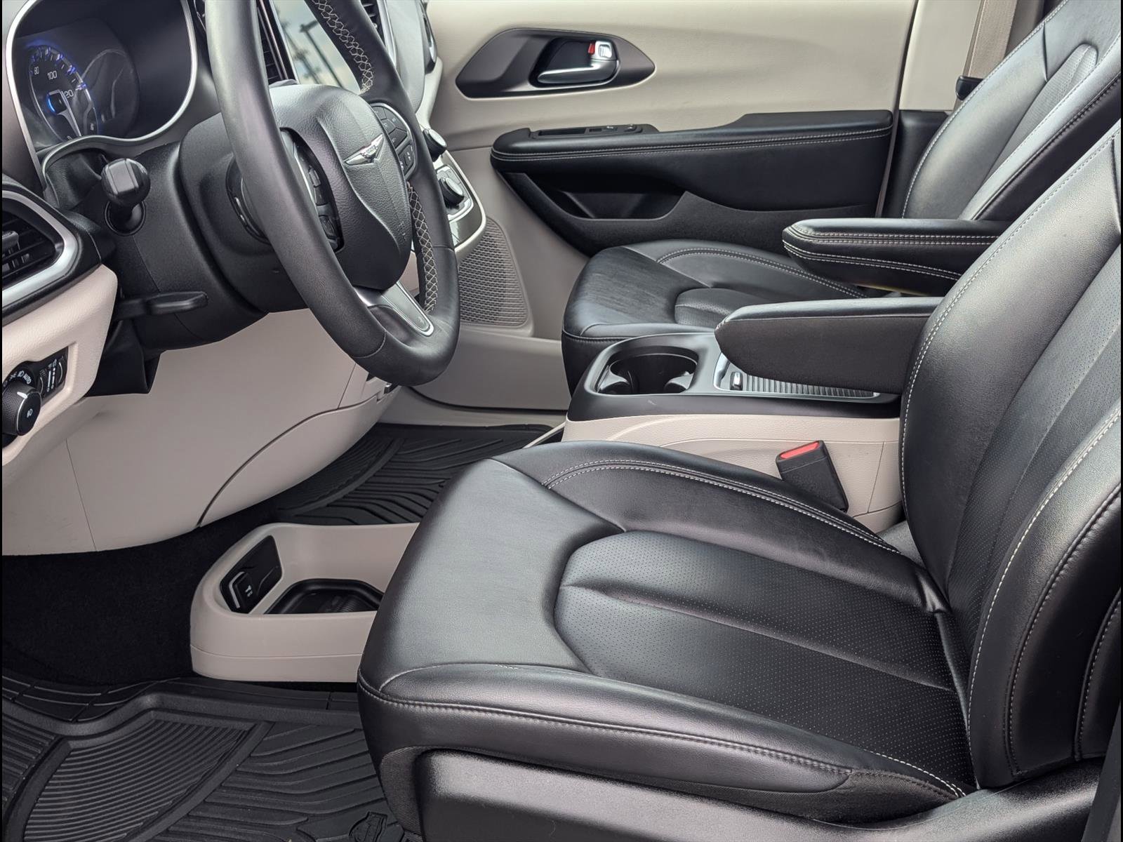 Used 2024 Chrysler Pacifica Touring-L image 10