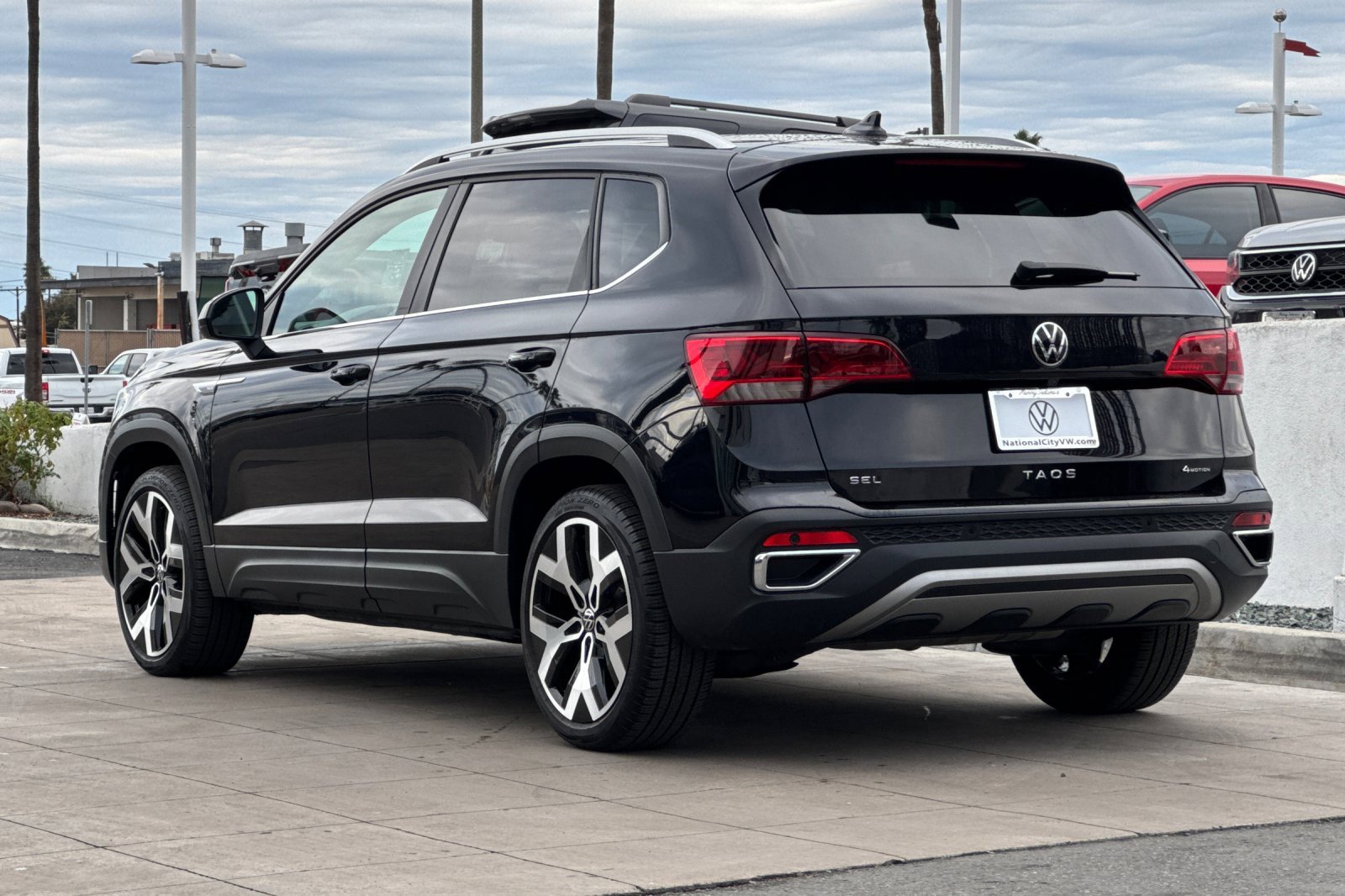 Certified 2022 Volkswagen Taos SEL w/ Panoramic Sunroof Package image 7