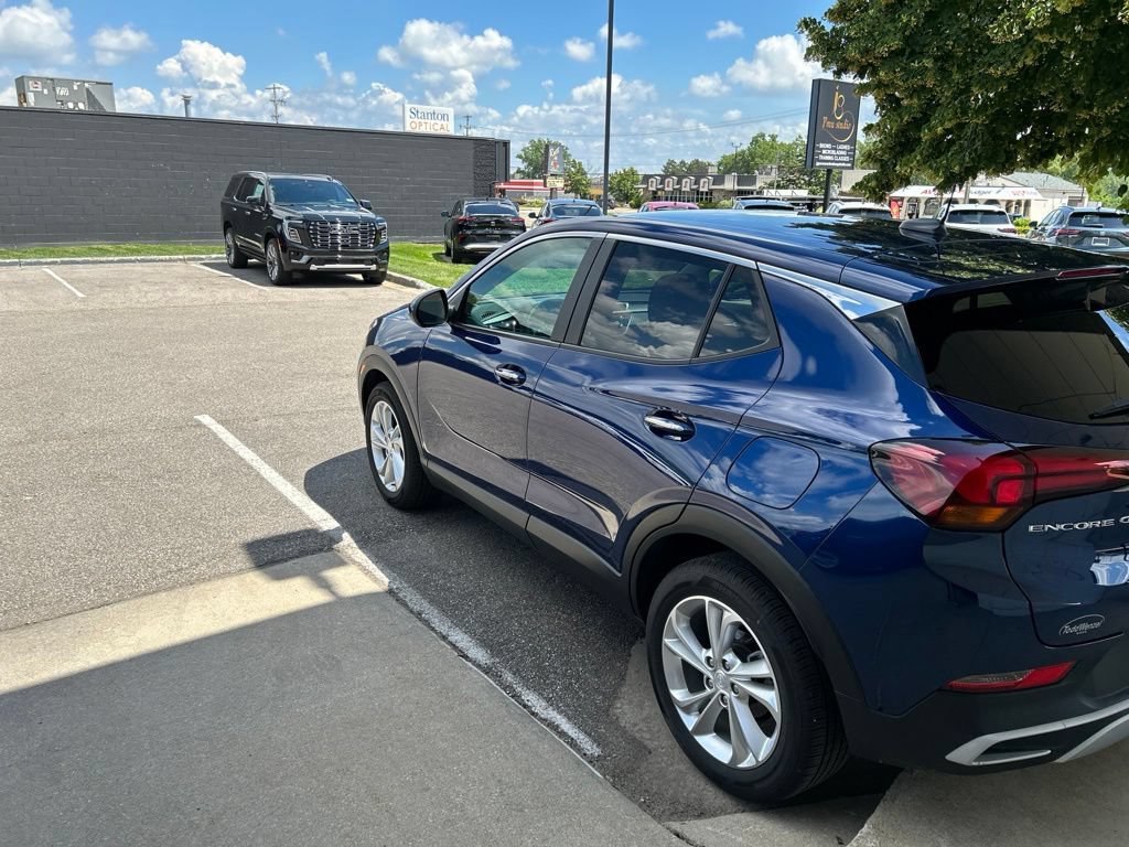 Used 2023 Buick Encore GX Preferred w/ Cold Weather Comfort Package FWD image 9