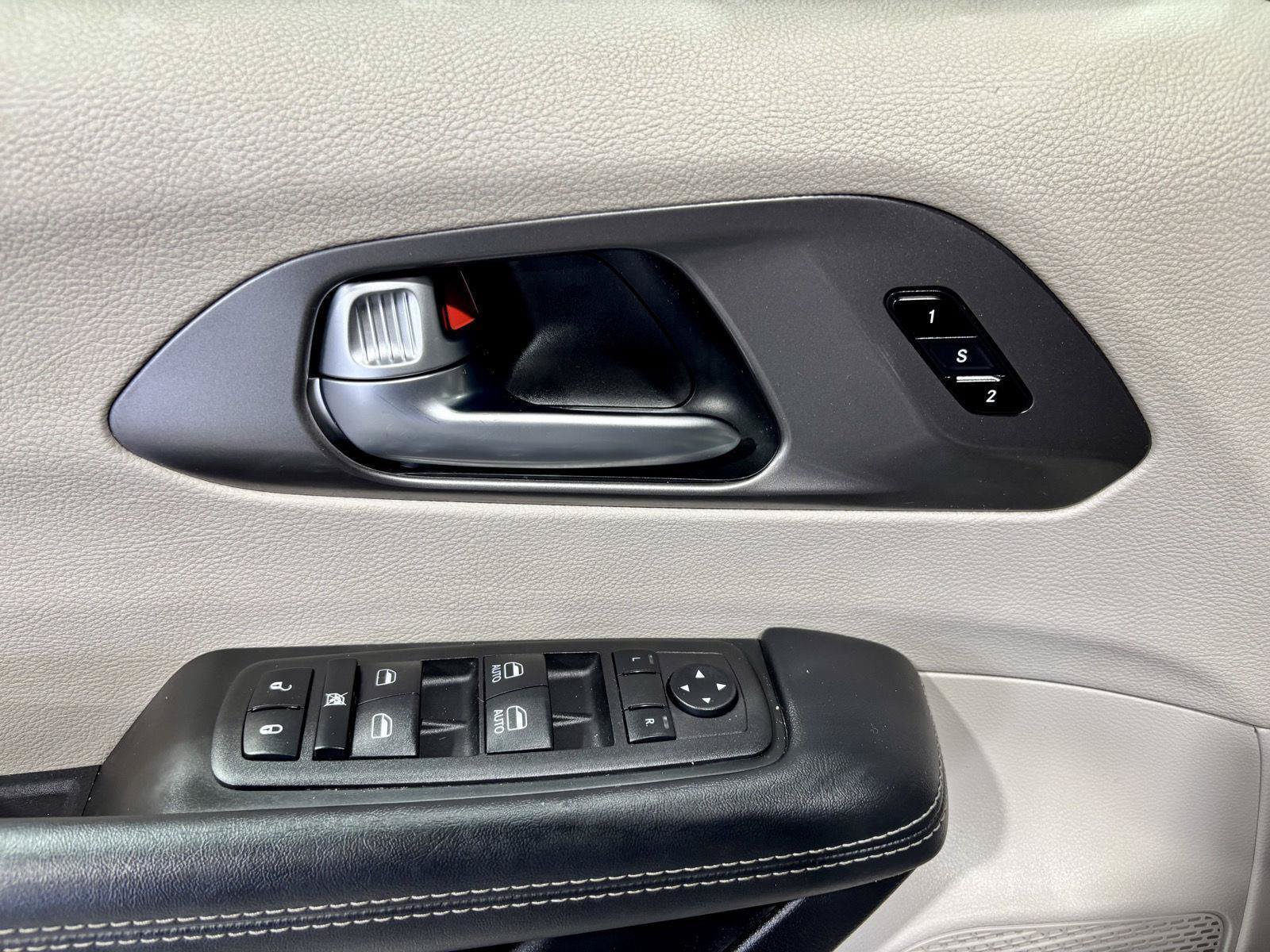 Used 2023 Chrysler Pacifica Touring-L FWD image 29