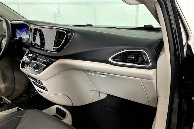 Used 2022 Chrysler Pacifica Touring-L image 15