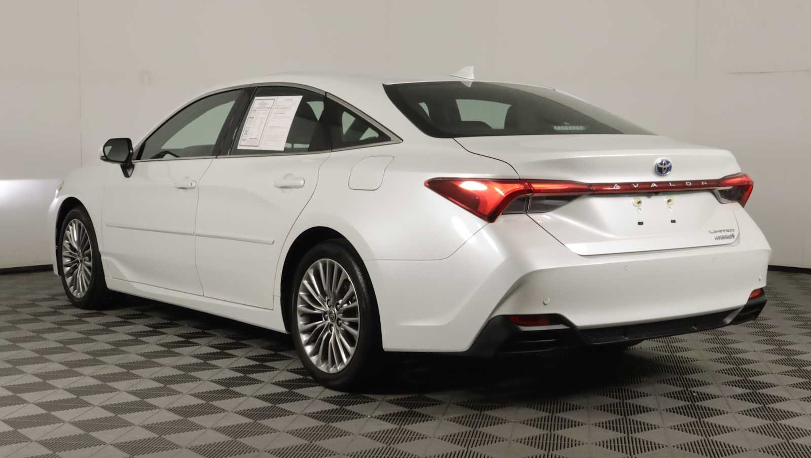 Used 2022 Toyota Avalon Limited w/ Advanced Safety Package FWD image 4