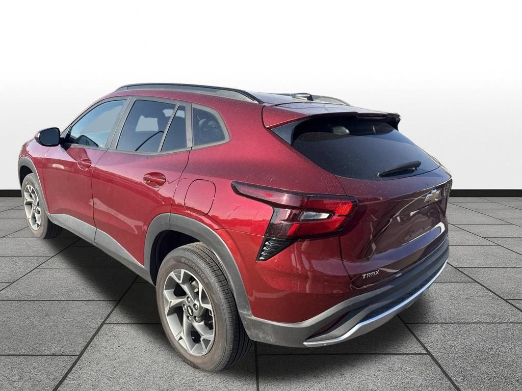 Used 2025 Chevrolet Trax LT w/ LT Convenience Package FWD image 7